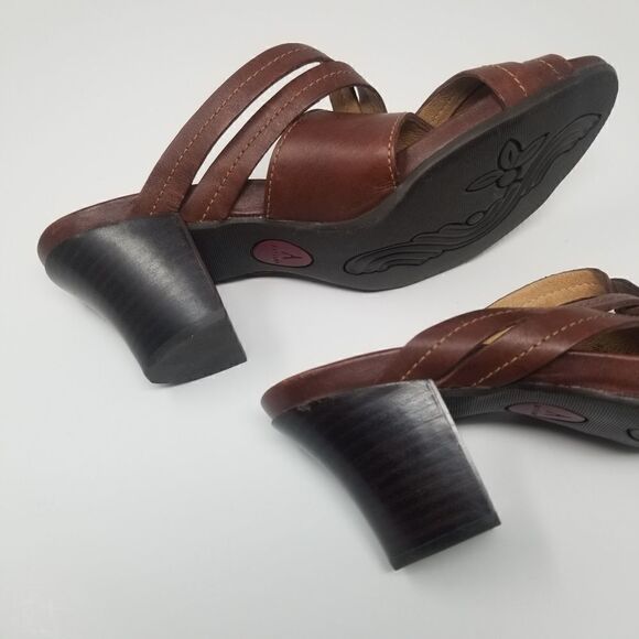 CLARKS Artisan Collection Heeled Sandal Brown size 7M. Leather upper. - Picture 15 of 16